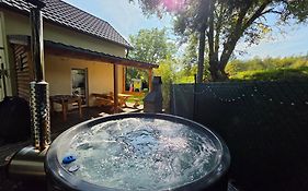 Lawendowa Przystań - dom z jacuzzi w cenie nad jeziorem